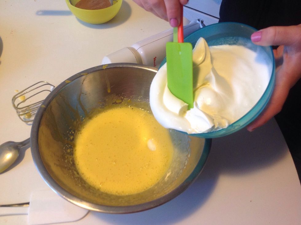 Add the mascarpone mixture of egg yolks and stir very gently...