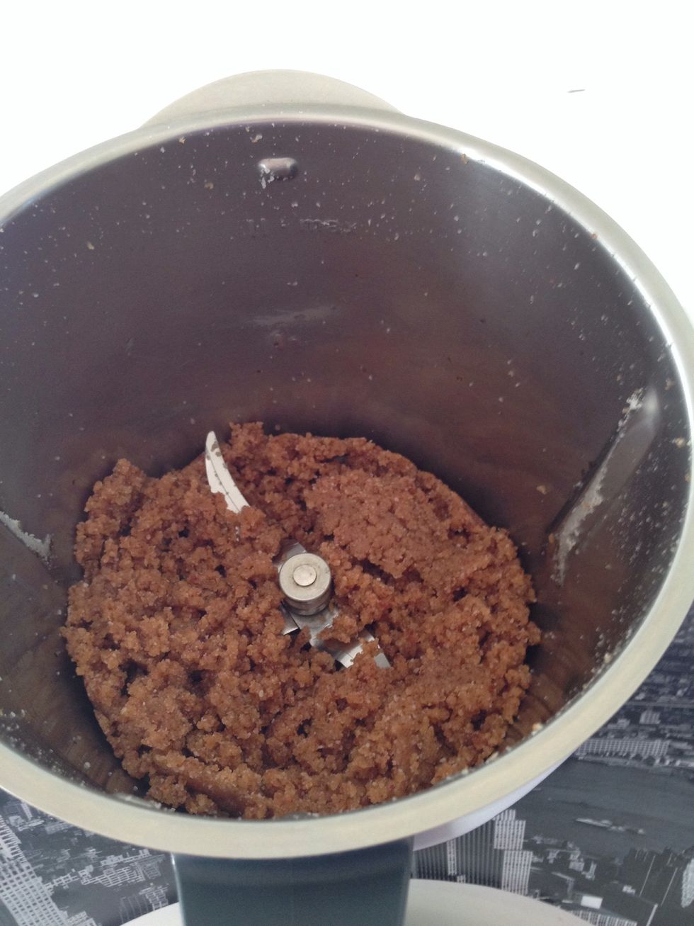 Add the Medjool dates and blend together another 10 - 20 seconds in the Thermomix