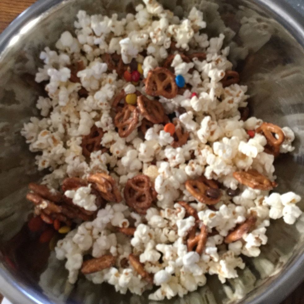 Add the melted chocolate into the bowl and mix until the chocolate is evenly distributed.