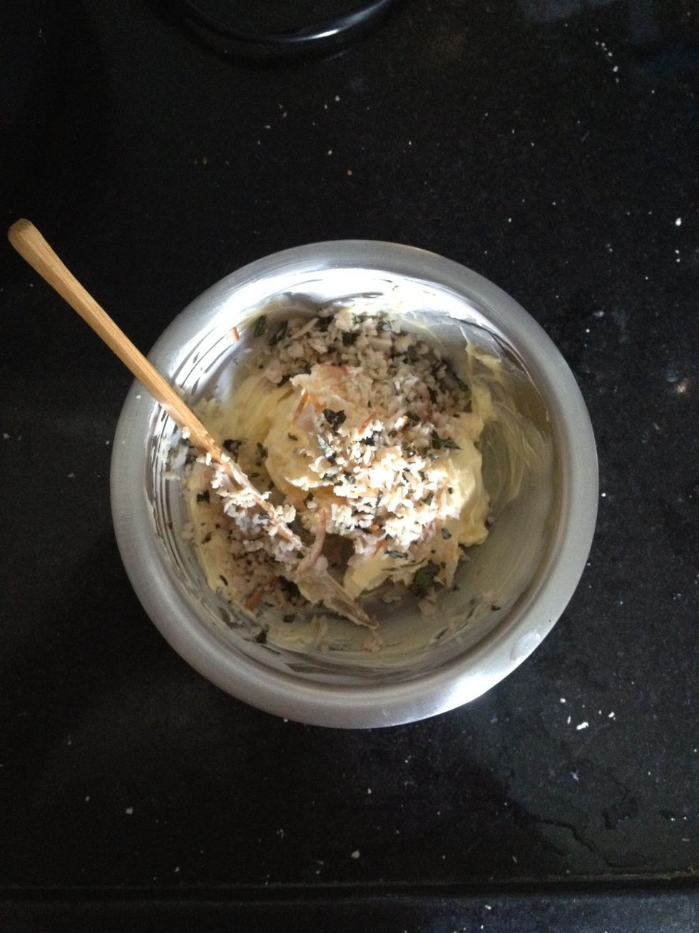 Add the mixture of turkey breast and basil and mix until homogenous. | Acrescente a mistura de peito de peru e manjeric\u00e3o e misture at\u00e9 obter homogeneidade.