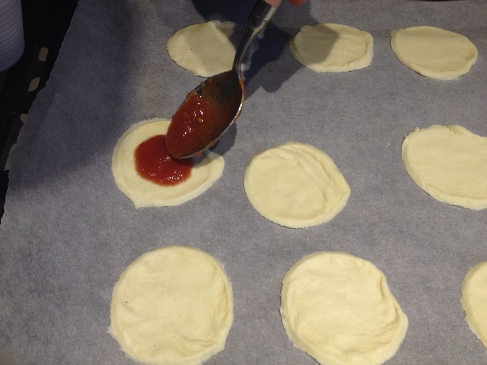 Add the mixture on the little pizzas pastry