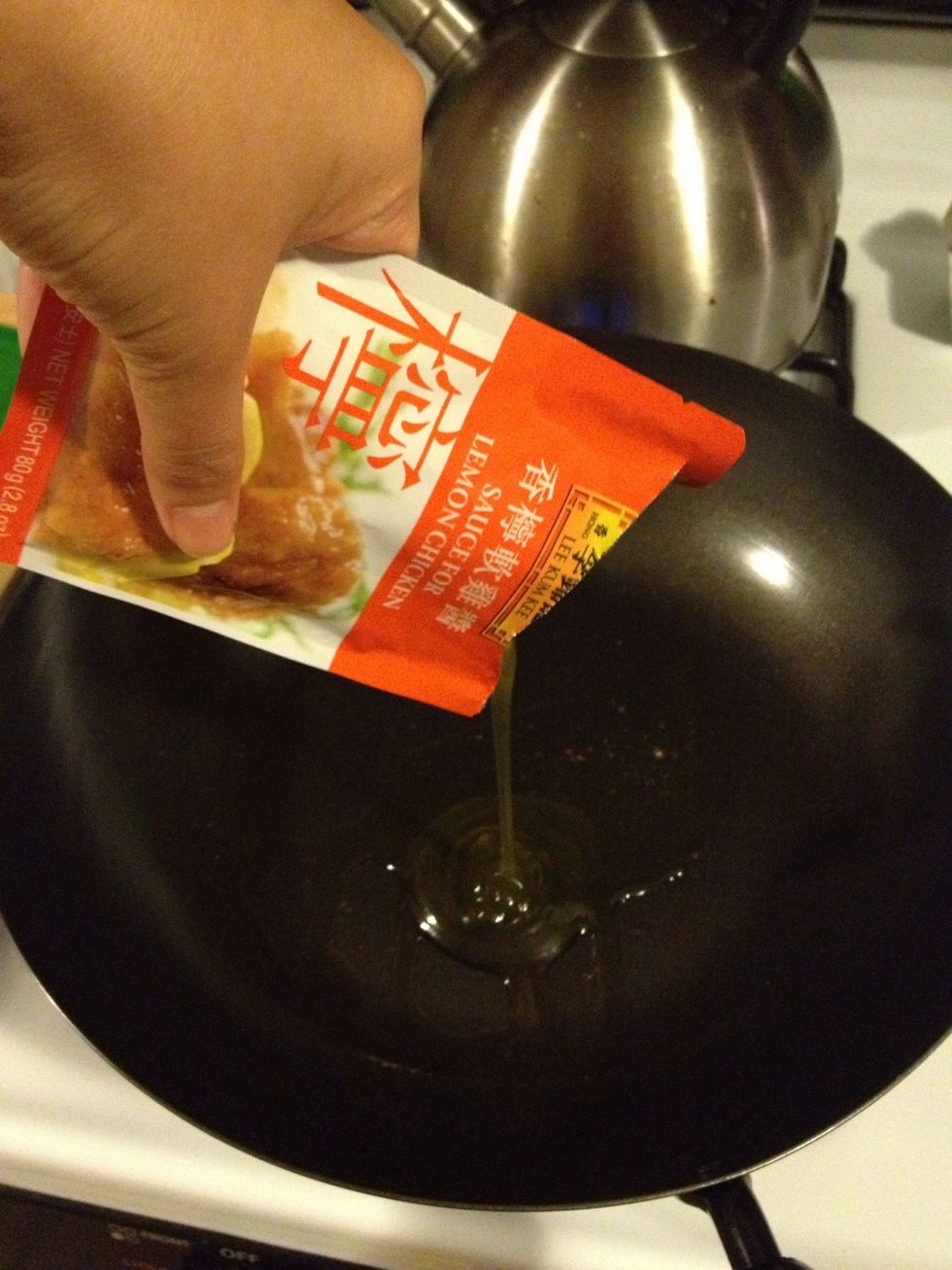 Add the oil and sauce, and add the fried chicken mixed around with the sauce and ready to serve.