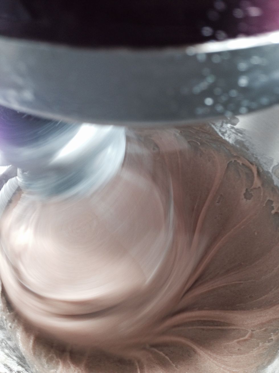 add the oil to the mixture you will have elastic mixture