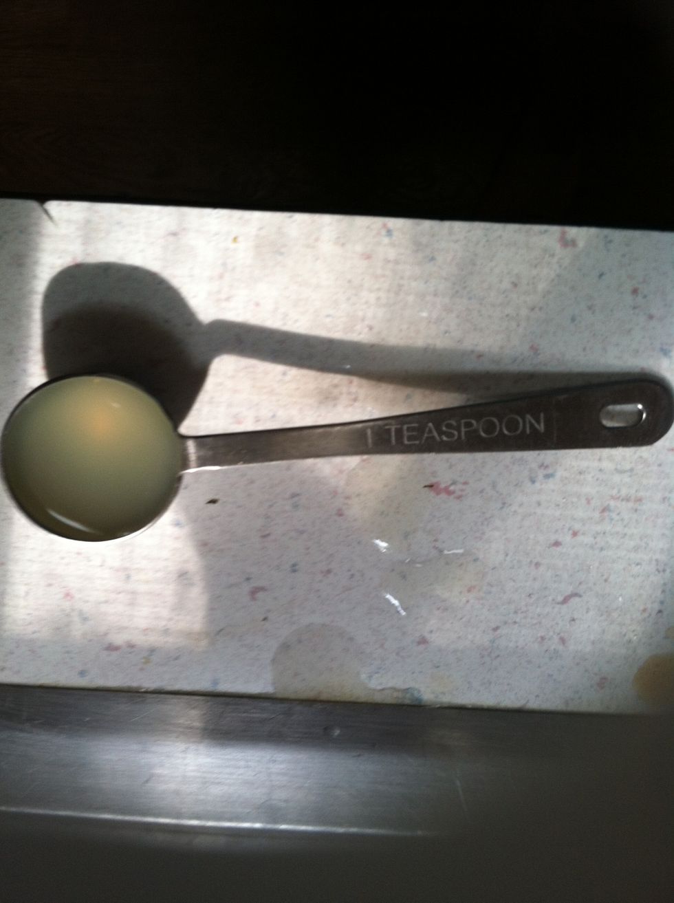 Add the one teaspoon of lemon juice into the bowl.