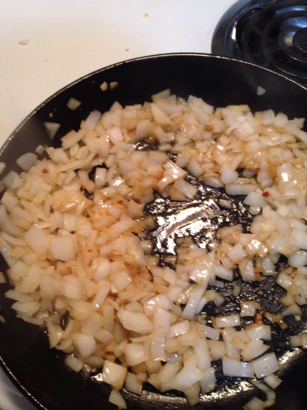 Add the onion, garlic and 2 tablespoons of the fry juice to the pan. Stir often for 3 minutes. Or at least what seems like 3 minutes.