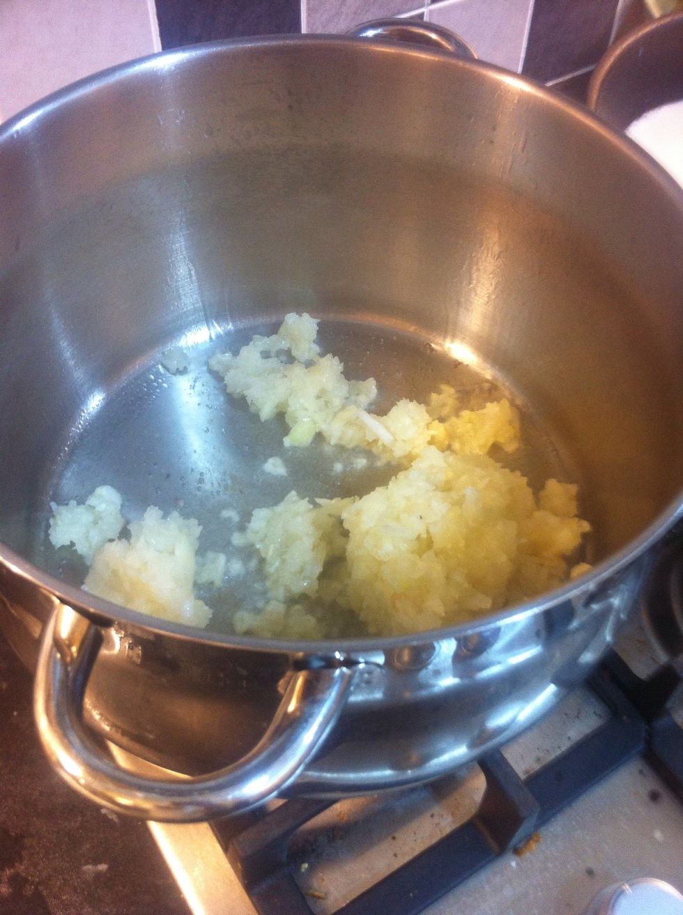 Add the onion Leave it for 1 minute Then