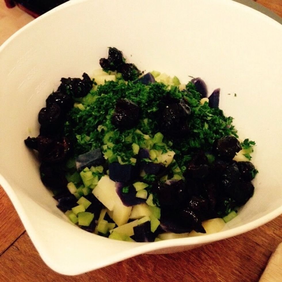 Add the parsley to the bowl. Add also the pitted olives.