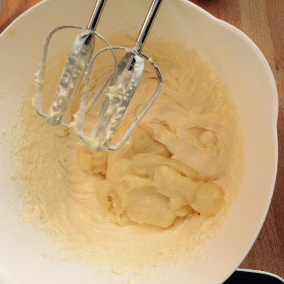 Add the patisserie Lemon Cream (see the recipe among my other guides) and whisk everything together