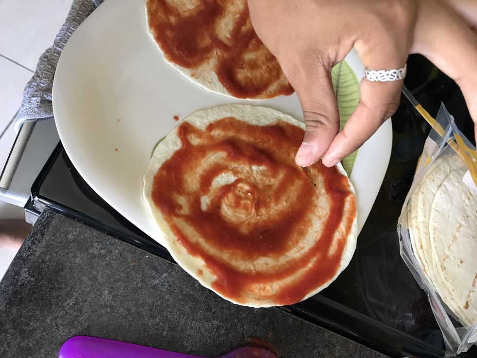 Add the pinches of the seasoning on both tortillas