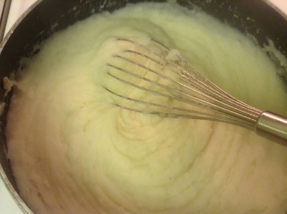 Add the potatoes bud to the mix water- milk... Usually, I would add a bit of butter to this... But in that case, duck confis is pretty fatty... So do not use any butter for the mash potatoes