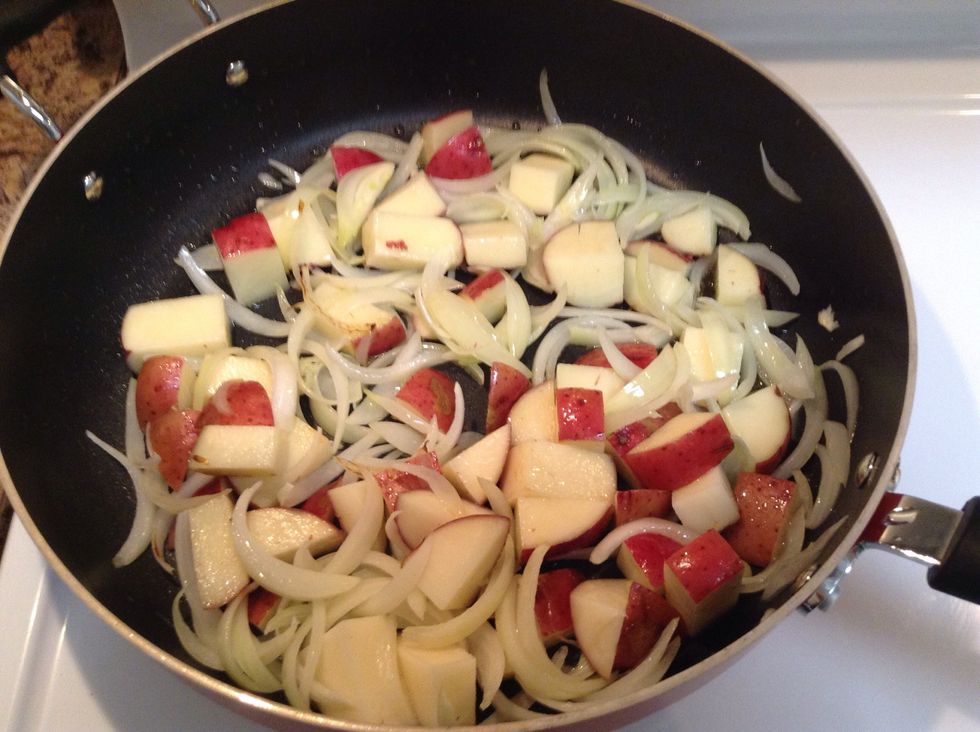 Add the potatoes to the pan, mix and cover for 10 min.