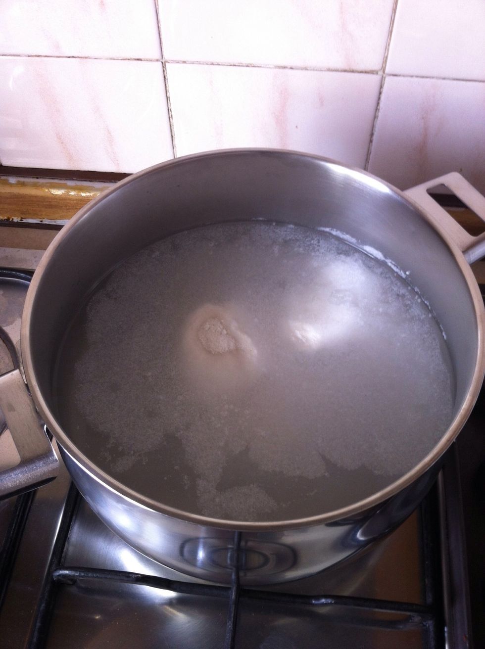 Add the powdered rice to the water and mix well until it dissolves completely. Put to heat at a low fire.