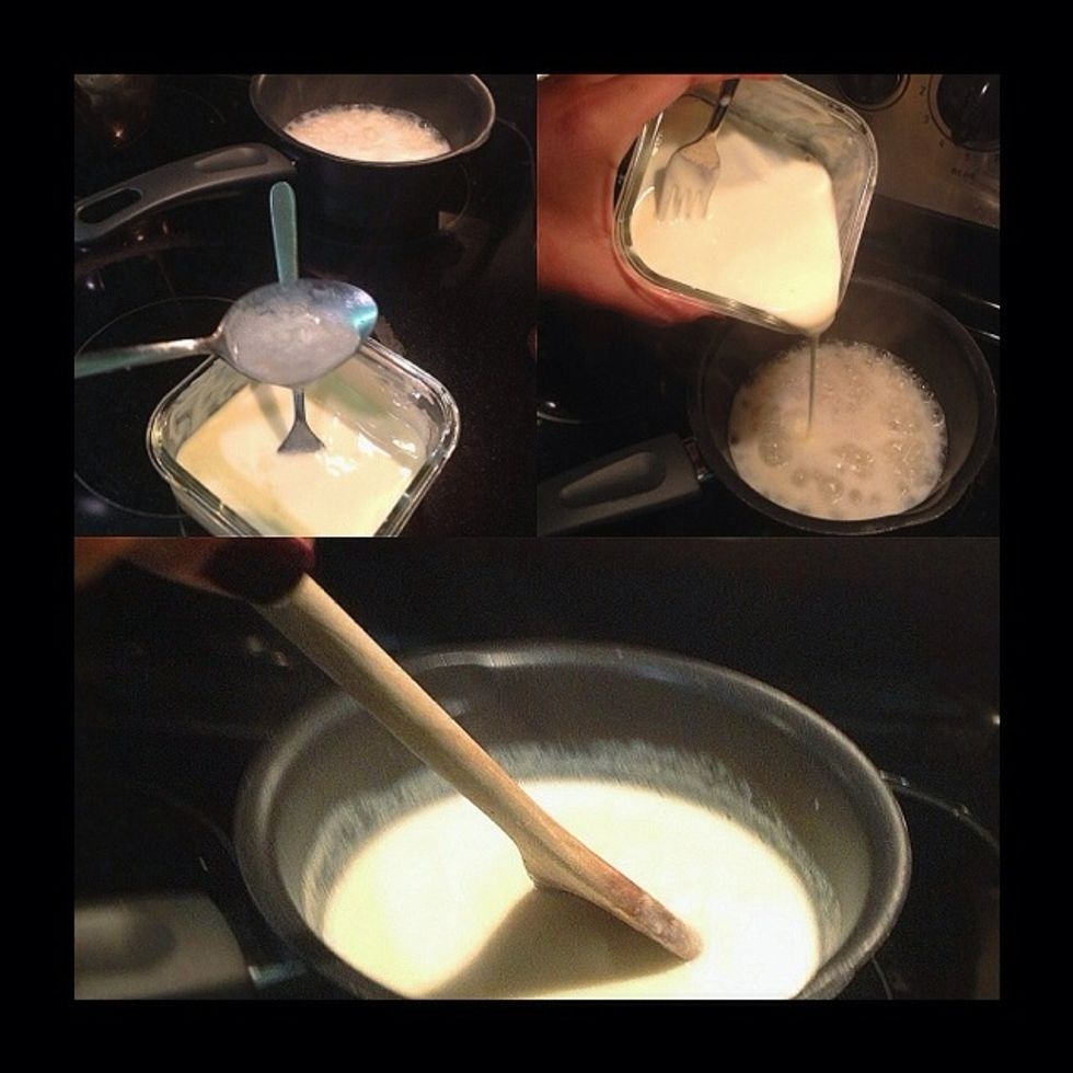 Add the previous mix to the rice (which is almost cooked) , you can add water of the rice with a spoon to get all the mix in the cup. Then just stir smoothly in the pan and low the heat.