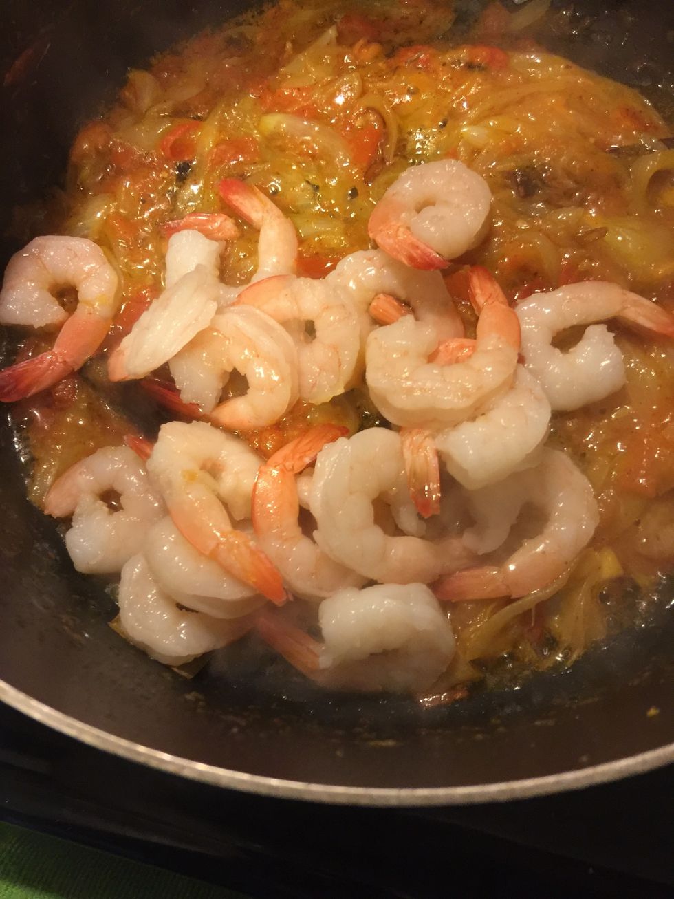Add the previously washed shrimps.