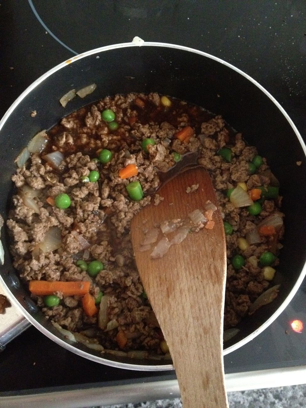 Add the quorn mince, frozen veg, vegetable stock, worcestershire sauce, tomato pur\u00e9e, soy sauce and seasoning. Simmer for 5 minutes then add the cornflower paste, simmer and stir until thickened.