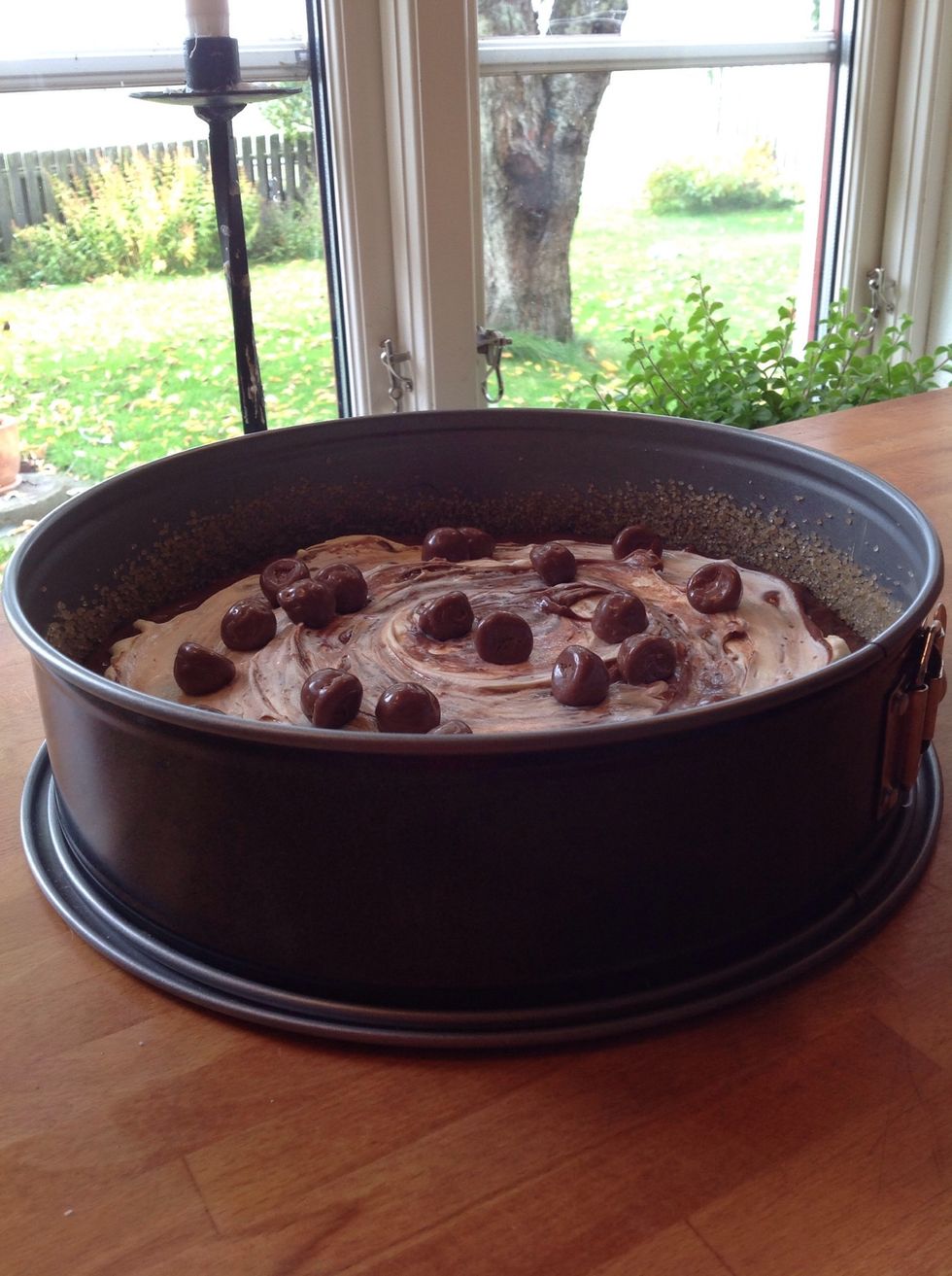 Add the remaining 50 g of candy on top.