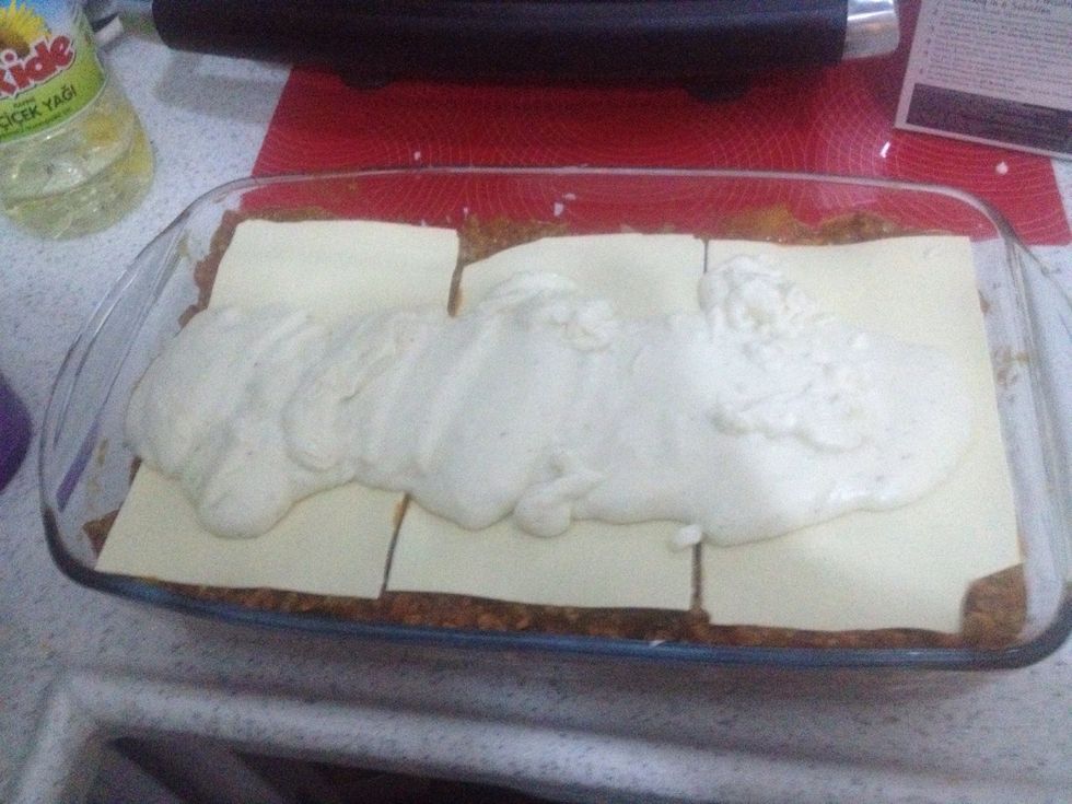 Add the rest of the cheese sauce and spread around. If the sauce has thickened in the pan just reheat before doing this step.