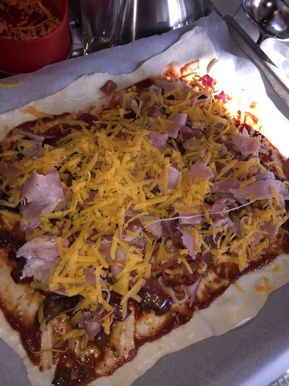 Add the rest of the stuff (ham, bacon, cheddar cheeze and chery tomatos) \ud83d\udc4d