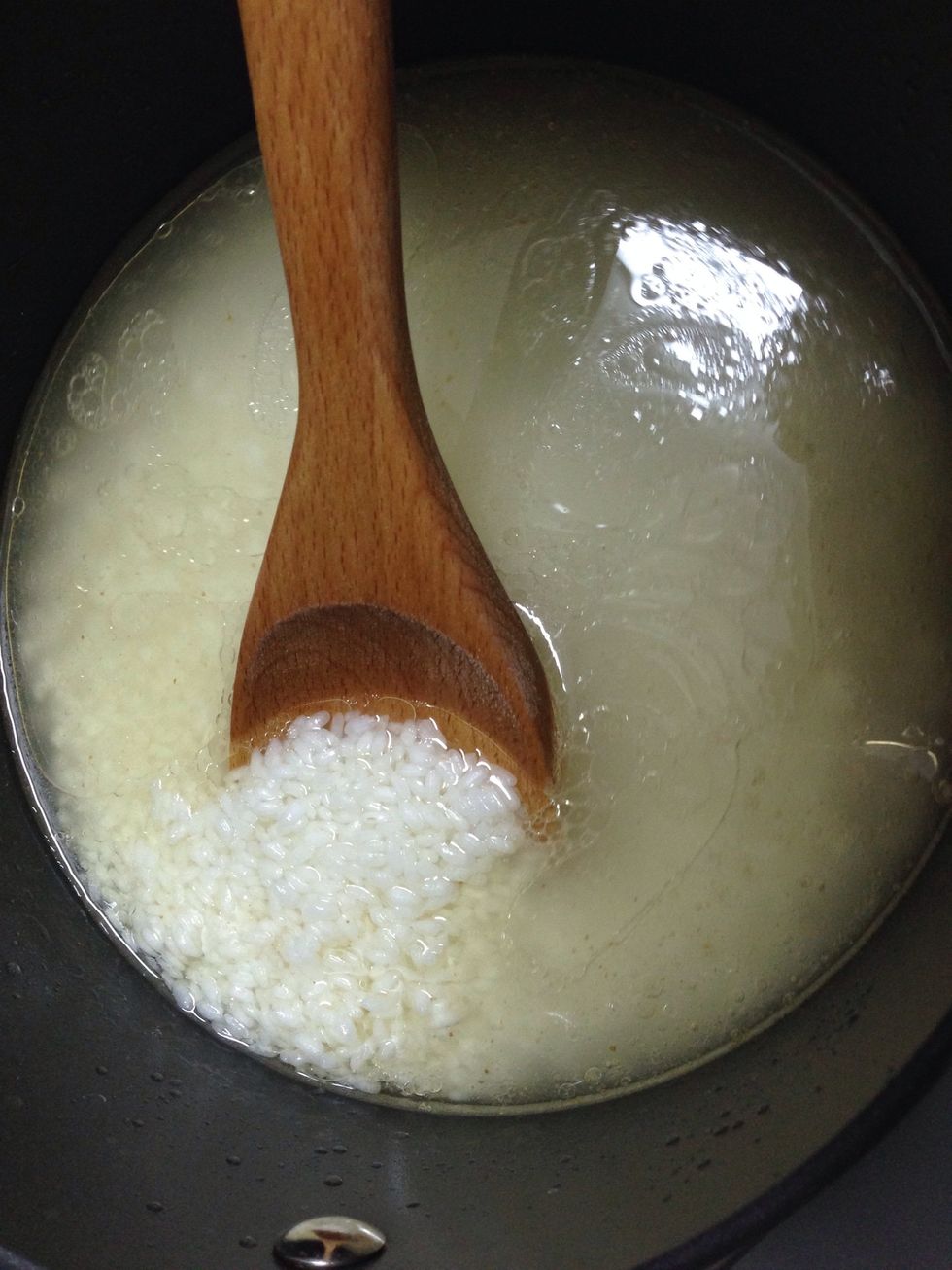Add the rice on the pan on medium heat---------------------- \u0646\u0636\u064a\u0641 \u0627\u0644\u0623\u0631\u0632 \u0627\u0644\u064a \u0627\u0644\u0645\u0627\u0621 \u0627\u0644\u0645\u063a\u0644\u064a \u0639\u0644\u064a \u0646\u0627\u0631 \u0645\u062a\u0648\u0633\u0637\u0629