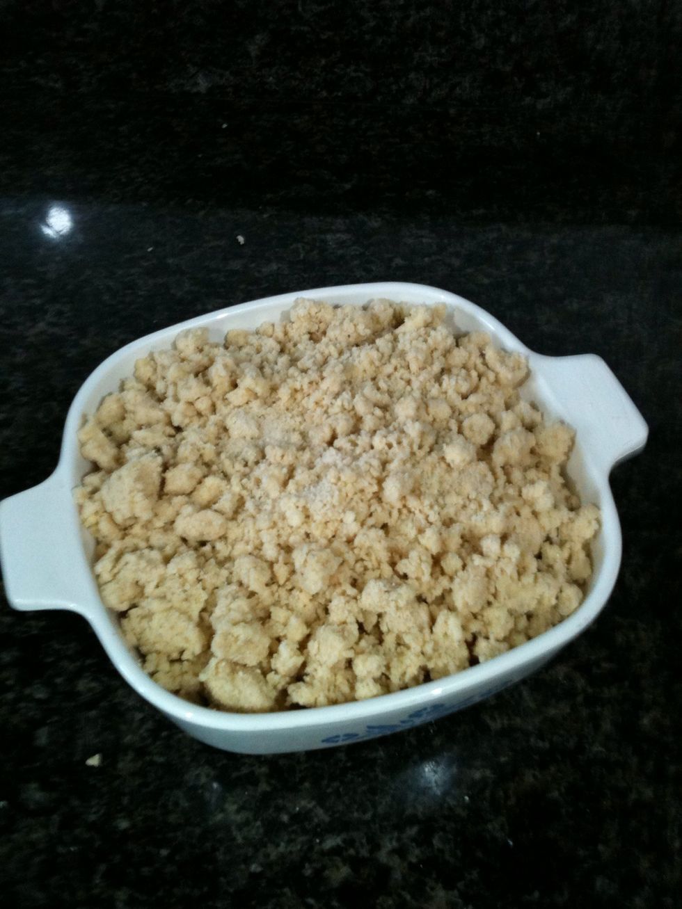 Add the sandy mix on top of the fruits.