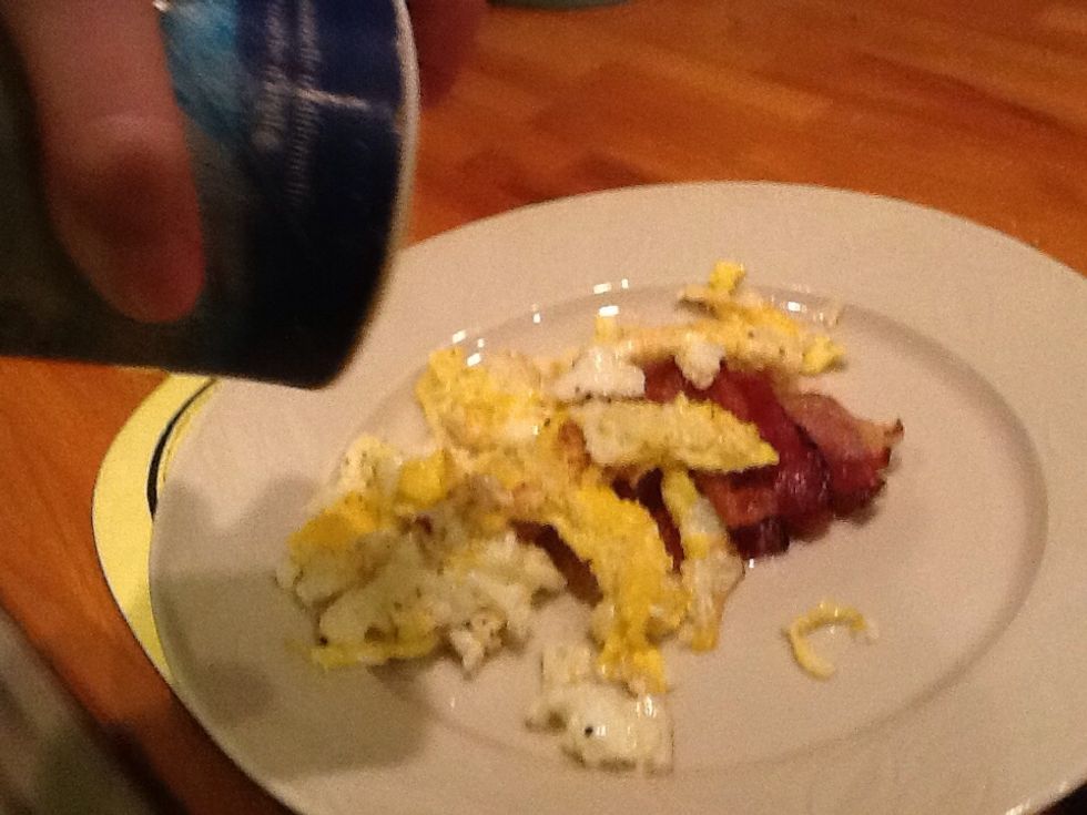 Add the scrambled eggs to the bacon and put some salt!