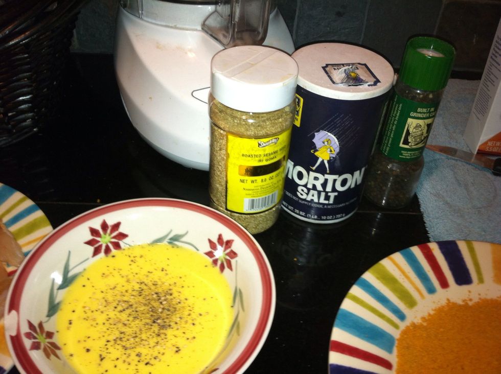 Add the sesame seeds , salt and pepper to your eggs mixtures. A pinch of salt, a half of teaspoon of pepper and a half of teaspoon of sesame seeds.