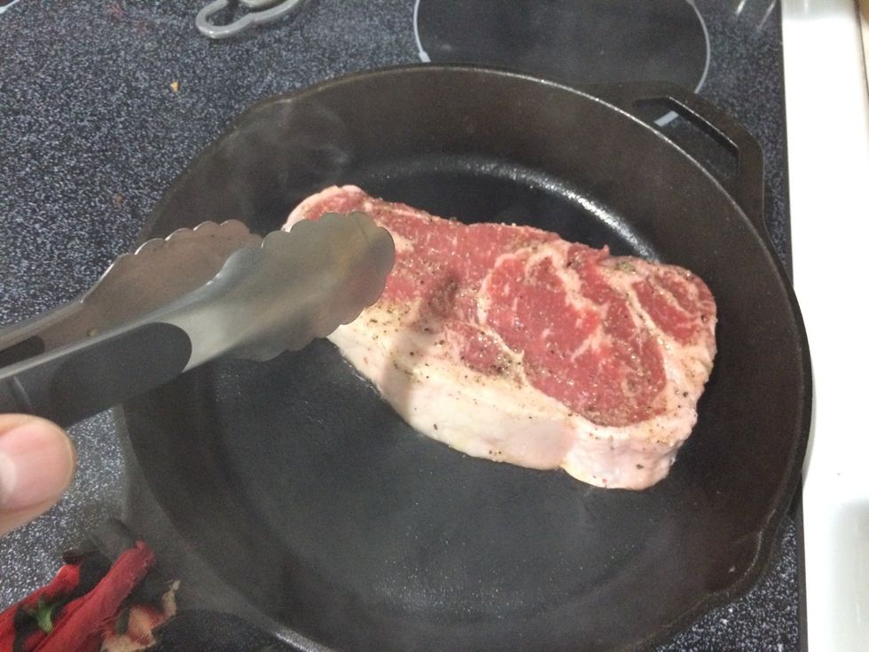 Add the steak and wait 1 minute to turn. See your watch.