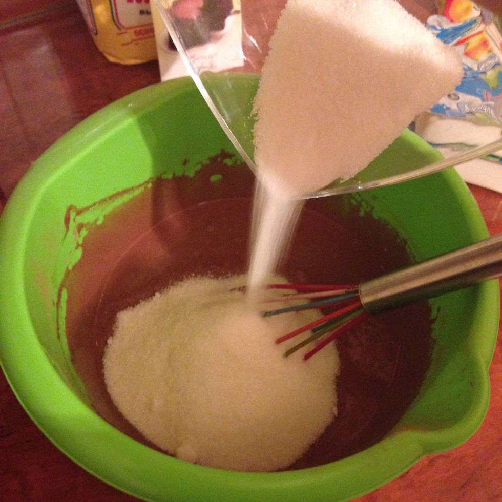 Add the sugar and the vanilla powder
