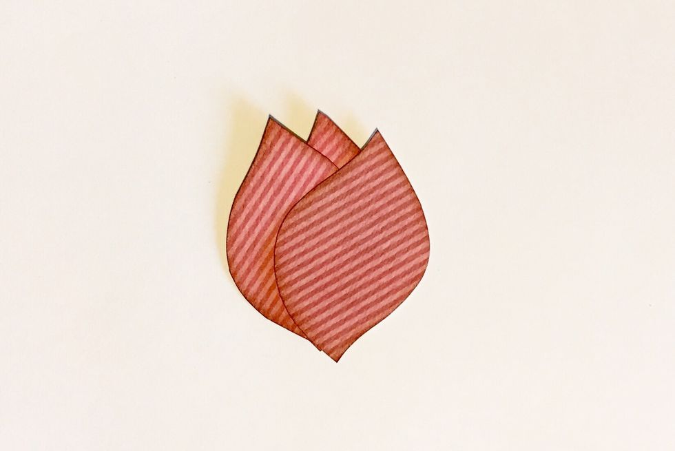 Add the third leaf behind the two, for the middle of the tulip.