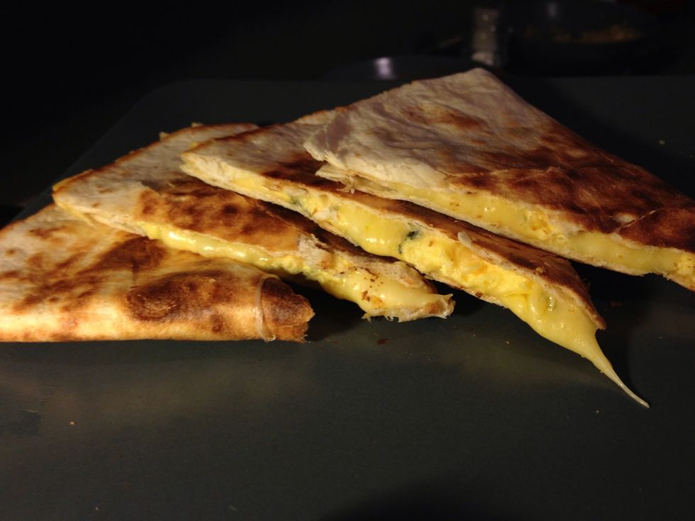 Add the three different types of quesadillas on a plate. The party can start, they will be loved!