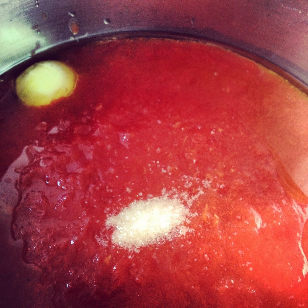 Add the tomato sauce (I had a homemade one) - watch out for splashes!! It has to be very liquid. Add basil, salt and carrot, leave garlic inside. Cover and let it cook 10 mins, low heat.