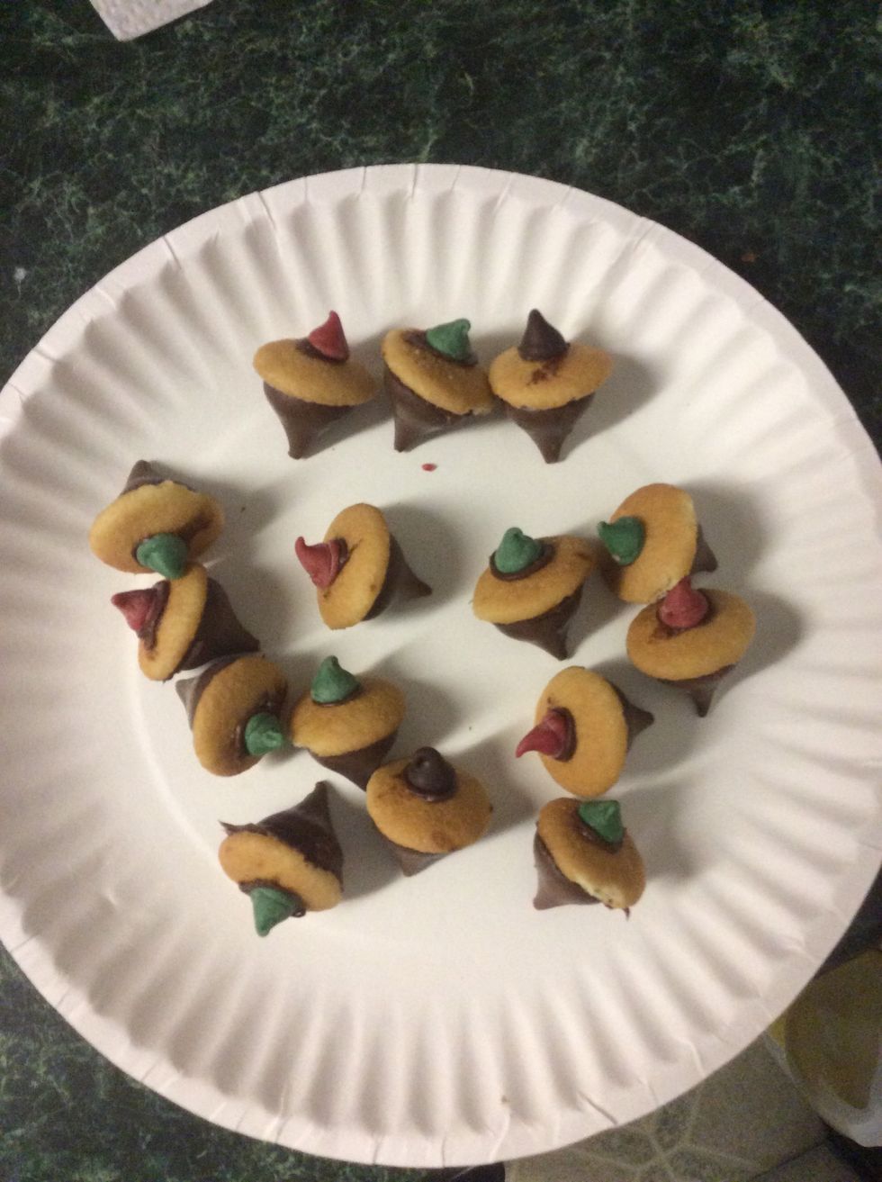 Add the top of the acorns and let the sit for another 5-10 minutes to let them dry