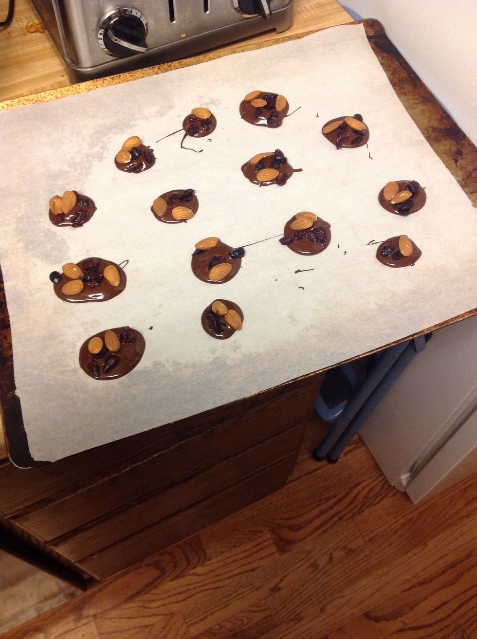 Add the toppings quickly after the chocolate is poured.. It dries quickly