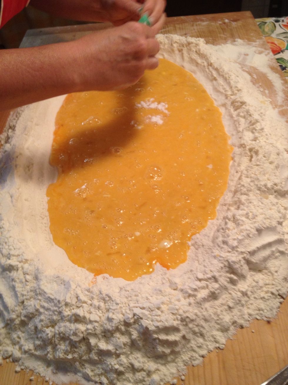 Add the vanilla extract ( in Italy we use it as a dust)