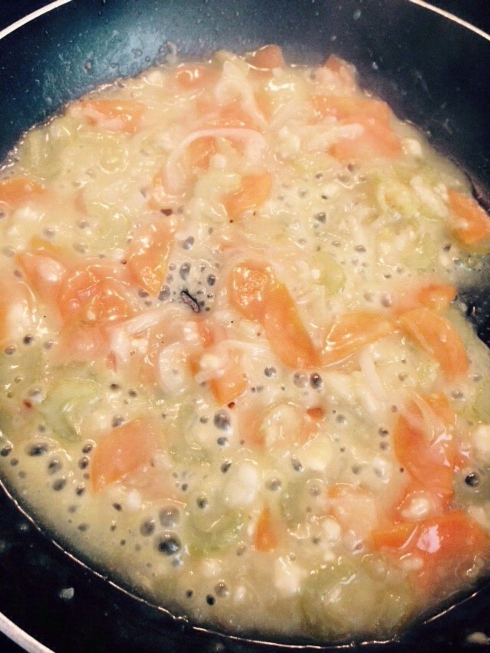 Add the vinegar and 2 tablespoons of flour. Reduce gently until the vinegar evaporates and you achieve a thick cream