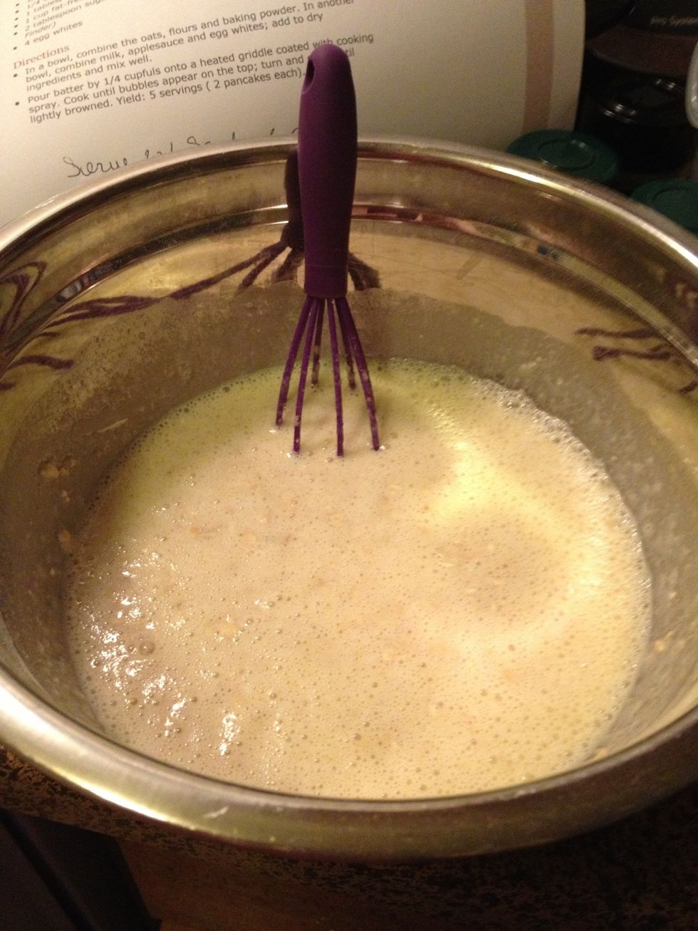 Add the wet ingredients to the dry ingredients and combine. Let's stand for approximately 5 to 10 minutes.