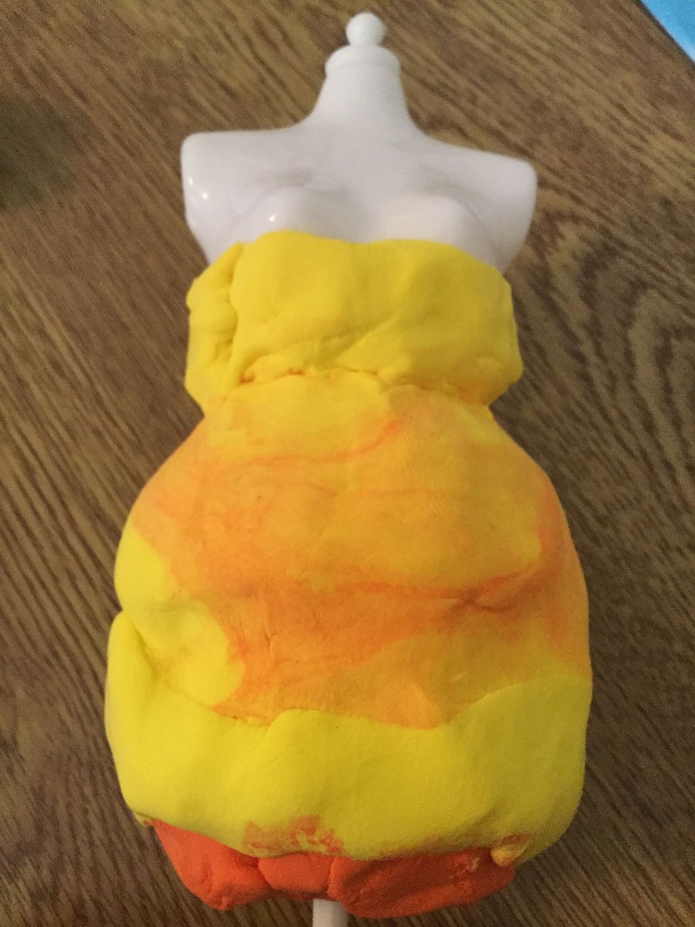 Add the yellow clay to your dress make sure it only goes up to the waist tops. Then add a little bit extra and leave it right under the boobs . Make sure you are doing it the whole way round .