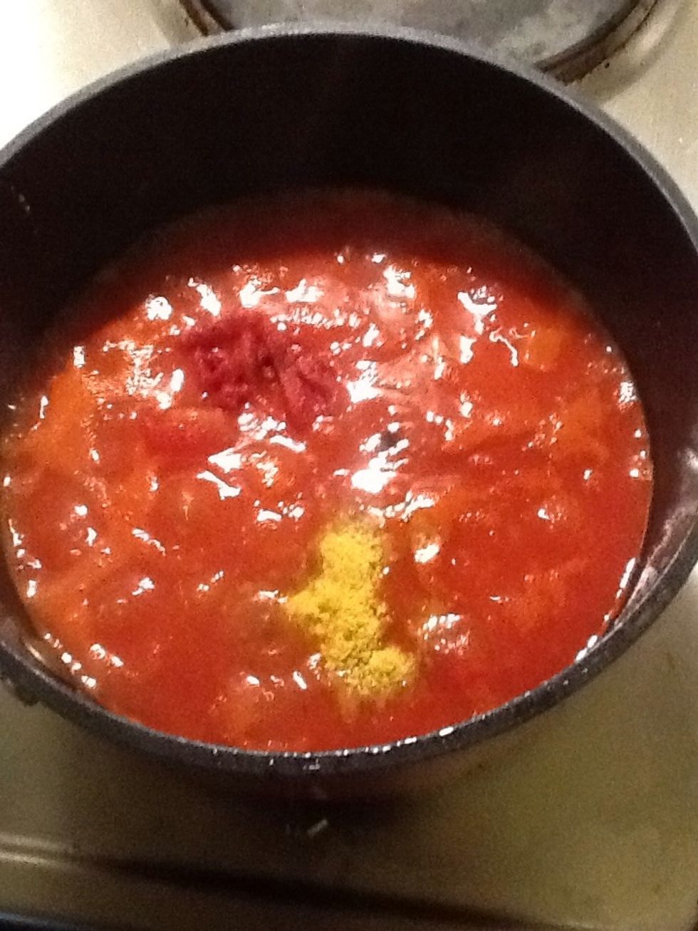 Add tin of tomatoes, half the tin of water, tomato pur\u00e9e, a few drops of Worcester sauce and a teaspoon of vegetable stock powder