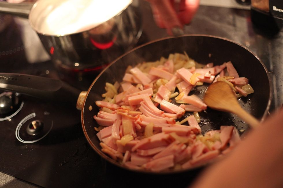 Add to the crispy onion and stir. Fry the bacon until it's crispy.