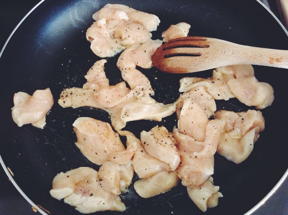 Add to the pan with one tablespoon of olive oil, salt and pepper to taste. Cook on medium heat.