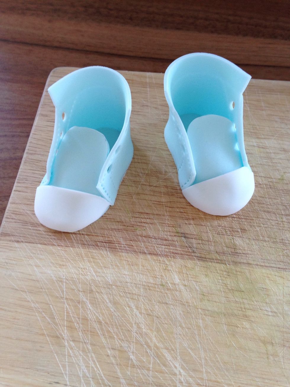 Add toe detail in white