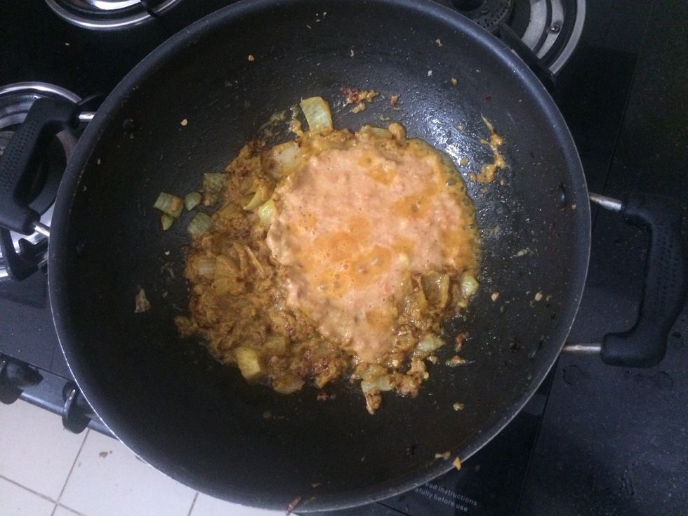 Add tomato pur\u00e9e