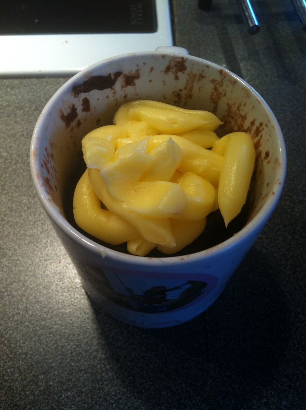 Add topping, i added buttercream.