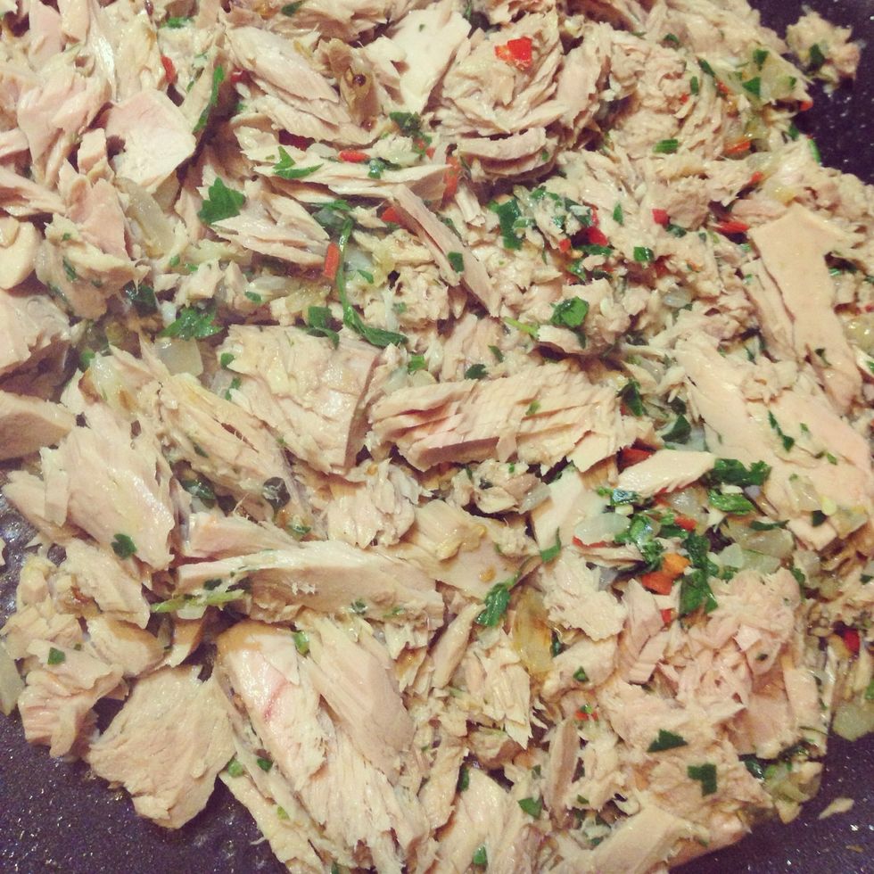 Add tuna, parsley, thyme & chilli to the pan. Stir for 2 minutes. Then, add capers and stir through.