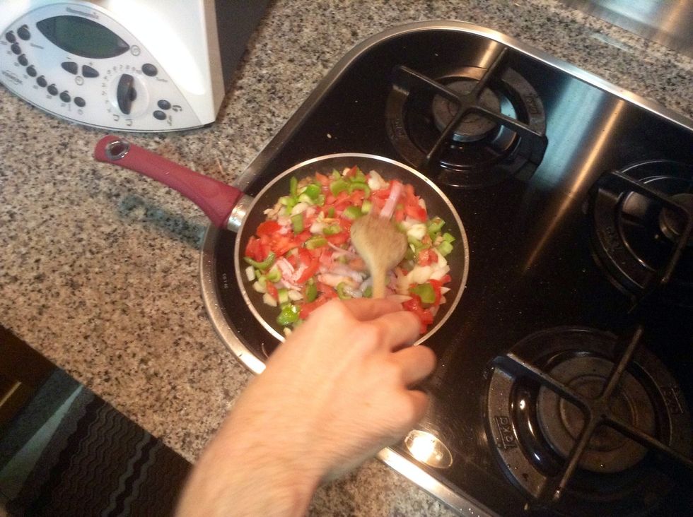 Add up the mix, add the black pepper and the lemon too.