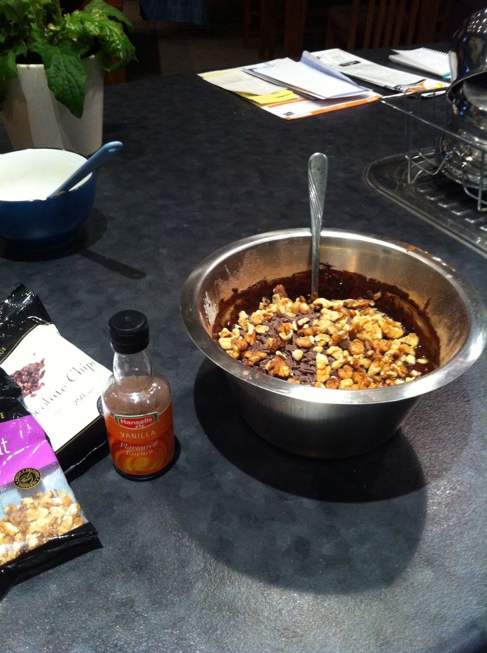 Add vanilla essence, walnuts and chocolate chips - don't use all the chocolate chips! I usually use about 50 g of chocolate chips and 60 g of walnuts. Fold it in the cake mixture