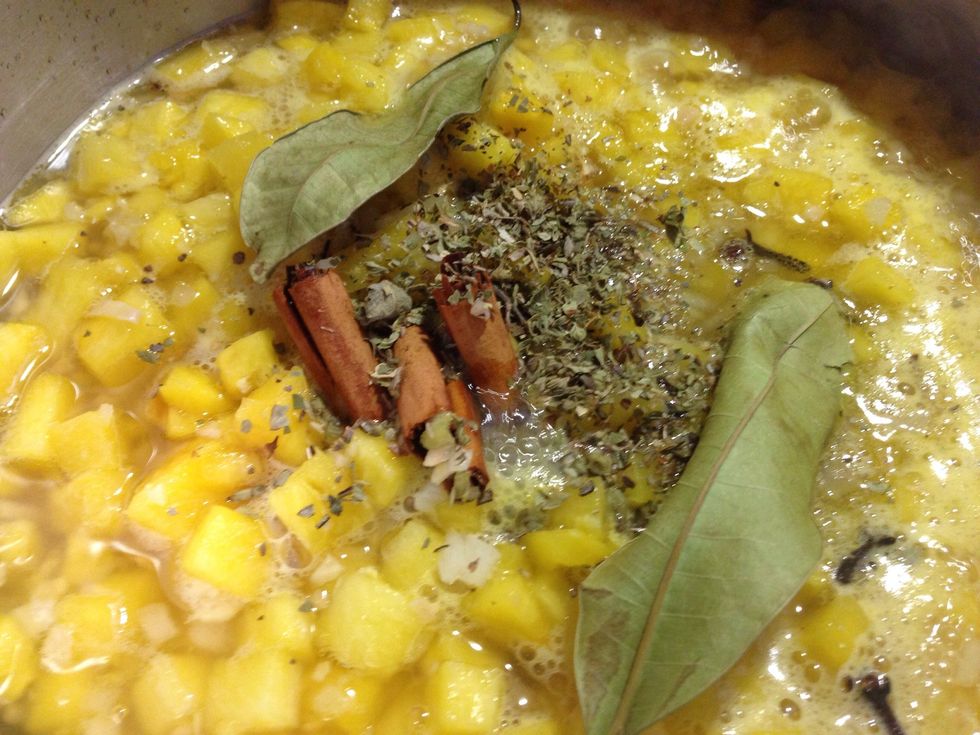 Add water to the pan whit pine apple, then the sugar, bay leaf, cinnamon, clove and ginger, let it simmer down with low heat