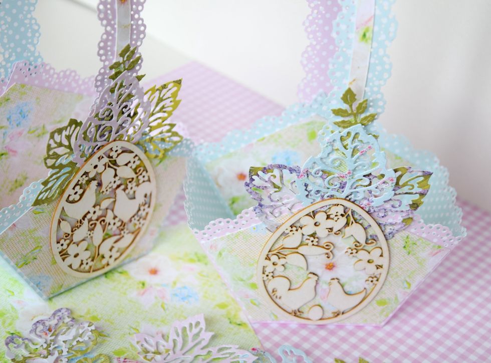 Add white delicate chipboard. Glue delikate chipboard on the top