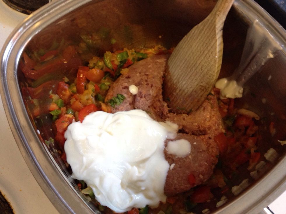 Add yogurt + Harissa + meat Mix well and keep staring For further five minutes