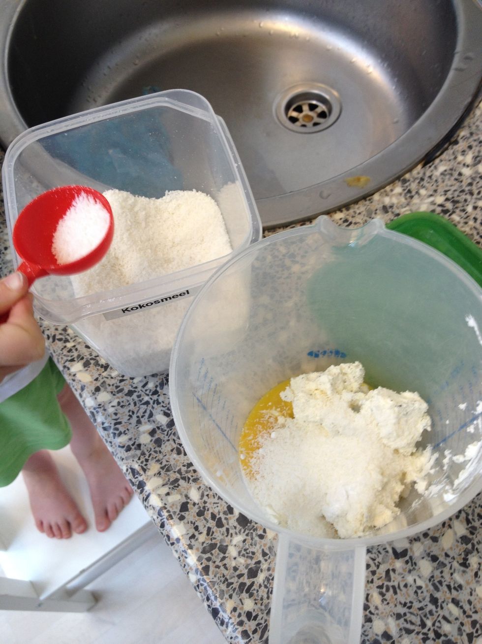Add your fibers of choice to thee egg-yolks and cream cheese. Can also be omitted.